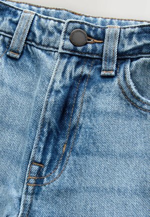 Hellblaue Jeans aus Denim mit hochgeschnittenem Design, kupferfarbener Naht, Knopfverschluss und Fronttaschen.