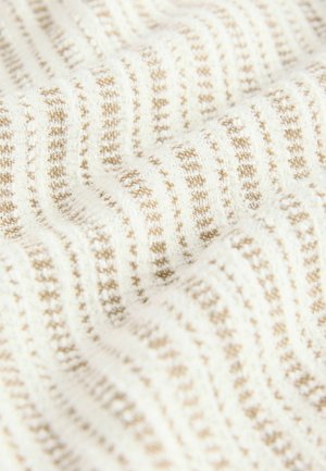 Textielstof met een witte basis en dunne, verticale gouden en lichtbruine strepen. Zachte textuur met een licht verhoogd patroon.