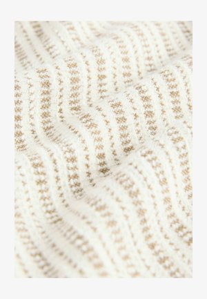 Textilstoff mit einem weißen Grund und schmalen, vertikalen goldenen und hellbraunen Streifen. Weiche Textur mit einem leicht erhabenen Muster.