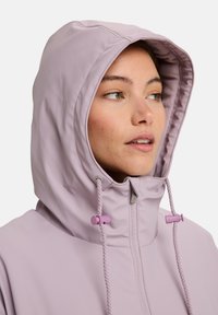 Chaqueta capucha de color púrpura claro con un forro interior suave, cordones ajustables y cierre de cremallera, con un acabado liso y mate.