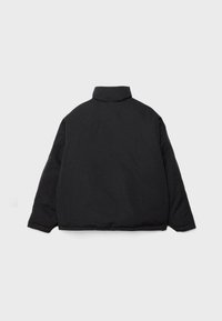 Veste matelassée noire avec un col haut, des manches longues et un dos lisse, présentée à plat sur un fond clair uni.