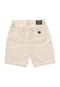 Shorts in denim beige con taglio dritto, design a cinque tasche e una toppa con logo sulla cintura posteriore. Cuciture visibili in evidenza.