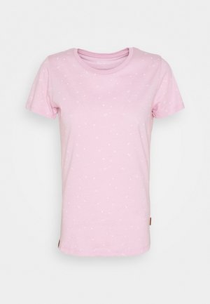 T-shirt rose clair à manches courtes avec de petites icônes blanches dispersées et un col rond sur fond uni.