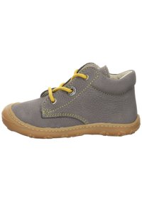Scarpa alla caviglia in pelle grigia con lacci gialli, cuciture a contrasto e suola in gomma flessibile. Caratterizzata da punta rotonda e colletto imbottito.