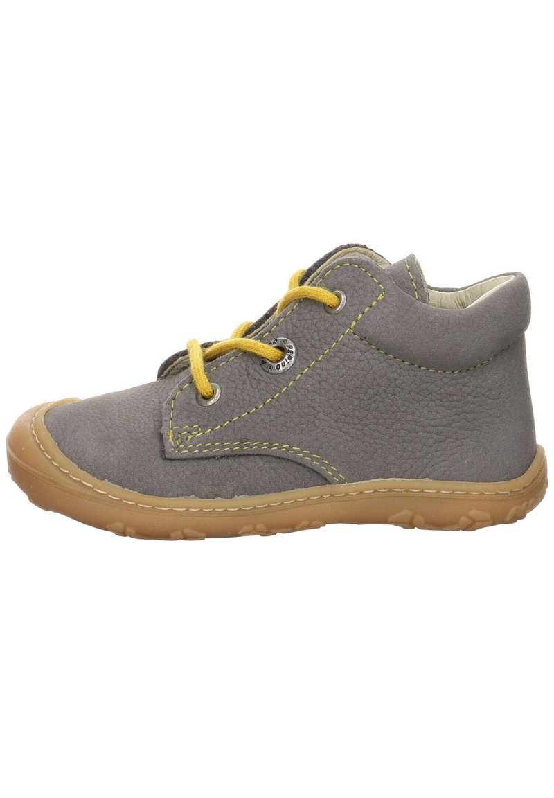 Scarpa alla caviglia in pelle grigia con lacci gialli, cuciture a contrasto e suola in gomma flessibile. Caratterizzata da punta rotonda e colletto imbottito.