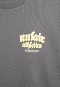 UNFAIR ATHLETICS INSPIRED EASY FIT - T-shirts med print - charcoal