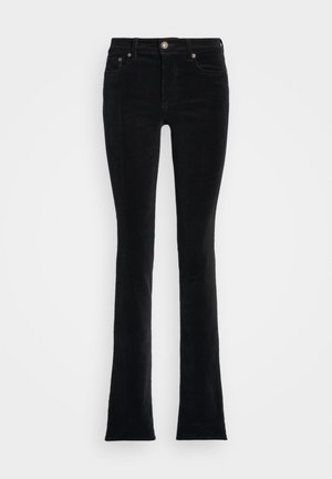 Jean flare noir avec une texture de tissu lisse, taille mi-haute, design à cinq poches et fermeture à bouton métallique à l'avant.
