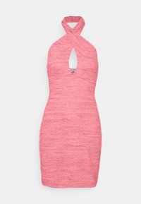 Vestido halter rosa com um recorte em forma de olho de fechadura, feito de tecido texturizado. Apresenta alças cruzadas nas costas e uma silhueta justa.