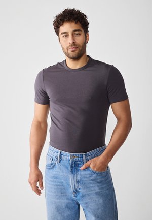 - T-shirt basic