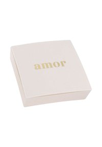 Caja de joyería cuadrada, de color rosa claro, con la palabra "amor" escrita en letras doradas en la tapa.