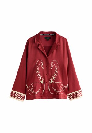 Burgundowa koszula z długim rękawem na guziki. Posiada ilustracje łabędzi z sercami na przodzie oraz dekoracyjne wzorzyste mankiety.