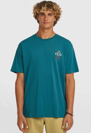 Tyrkysové tričko z bavlny s okrúhlym výstrihom a krátkymi rukávmi; na ľavej strane na hrudi je malý grafický potlač. Hladká textúra.