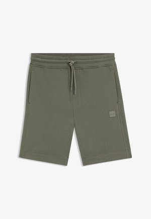 Olivgrüne Freizeitshorts mit Kordelzug in der Taille, Seitentaschen und einem kleinen quadratischen Logoaufnäher am vorderen rechten Bein.