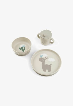 Deti jedálenský set v béžovej farbe, ktorý obsahuje šálku s dvoma ušami, misku s kaktusom a tanier s medveďom a vtákom pod oblakmi na bielom pozadí.