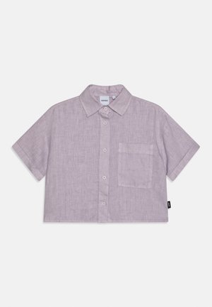Košulja svijetlo ljubičaste boje s kratkim rukavima, gumbima, ovratnikom i prednjim džepom na prsima, položena ravno na bijeloj pozadini.