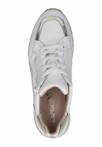 Weißer Sneaker mit metallisch goldenen Akzenten, strukturiertem Mesh-Einsatz und Schnürverschluss. Das Innenleben verfügt über ein helles Futter mit Branding.