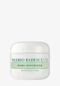 Weißes Glas mit einer glatten, runden Form; beschriftet mit "Mario Badescu Pore Minimizer" in grüner Schrift; enthält 0,56 oz (16 g) des Produkts.