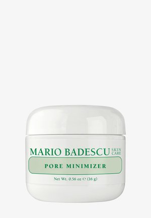 Vaso bianco dalla forma liscia e arrotondata; etichettato "Mario Badescu Pore Minimizer" in testo verde; contiene 0,56 oz (16 g) di prodotto.