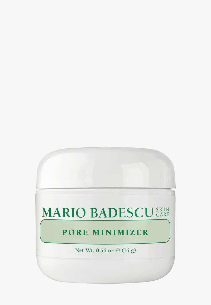 Weißes Glas mit einer glatten, runden Form; beschriftet mit "Mario Badescu Pore Minimizer" in grüner Schrift; enthält 0,56 oz (16 g) des Produkts.