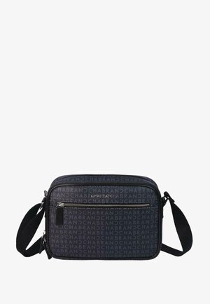 Borsa a spalla rettangolare nera con tessuto texturizzato che presenta un logo ripetuto. Caratterizzata da una tasca frontale con zip e una tracolla removibile.