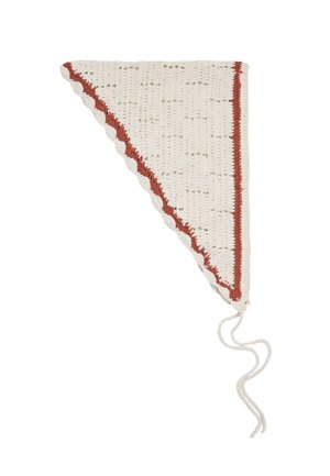 Trójkątny biały chustka na głowę wykonana na szydełku z rdzawego koloru krawędziami i falistym wykończeniem, z dwoma długimi troczkami wiszącymi z jednego rogu.