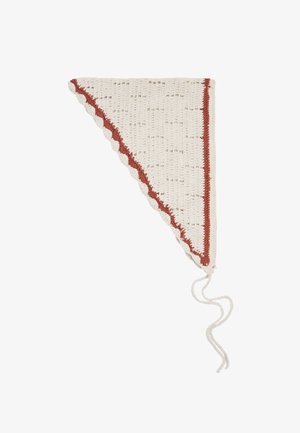 Trójkątny biały chustka na głowę wykonana na szydełku z rdzawego koloru krawędziami i falistym wykończeniem, z dwoma długimi troczkami wiszącymi z jednego rogu.