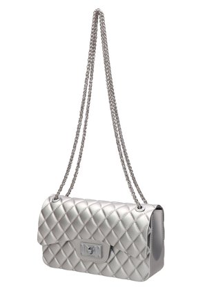 Zilverkleurige doorgestikte leren handtas met klepsluiting en dubbele zilveren ketting schouderband, hangend getoond.