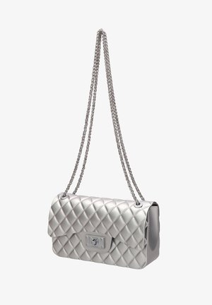 Sac à main en cuir matelassé argenté avec fermeture à rabat et double chaîne argentée en bandoulière, présenté suspendu.