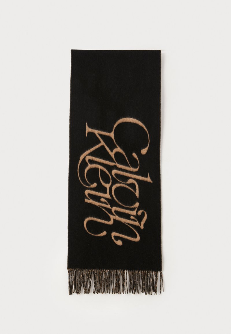 Écharpe en laine noire avec un grand logo en calligraphie marron clair et des franges le long du bas.
