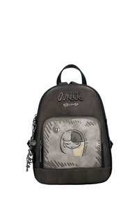 Sac à dos synthétique noir et gris avec une forme arrondie, une poche avant avec un design graphique, et des accents en matériel décoratif.