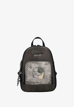 Zaino sintetico nero e grigio con forma arrotondata, tasca frontale con design grafico e dettagli hardware decorativi.