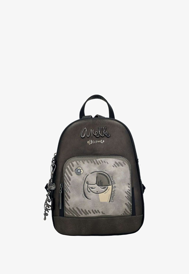 Sac à dos synthétique noir et gris avec une forme arrondie, une poche avant avec un design graphique, et des accents en matériel décoratif.