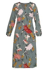 Vestido verde de manga larga con escote en V y patrón floral en rosa, rojo y amarillo, con puños fruncidos y un dobladillo a la altura de la rodilla.