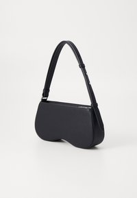 Borsa a spalla nera in pelle sintetica, con un design curvo, tracolla regolabile e chiusura a zip. Texture liscia con dettagli minimi.