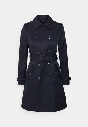 Trench-coat bleu marine croisé avec ceinture, épaulettes, poignets boutonnés et poches à rabat avant, présenté sur fond blanc.
