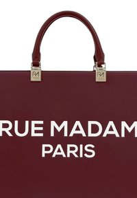 Borsa a tracolla in pelle bordeaux con testo bianco "RUE MADAM PARIS"; presenta dettagli in metallo dorato e doppi manici superiori.