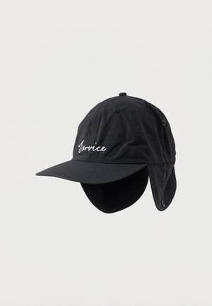 Gorra negra con visera frontal, orejeras y texto bordado "Servicio". Fabricada en un material ligero con una textura suave.