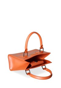 Oranje handtas met een gestructureerd ontwerp, gemaakt van glad materiaal, met twee handvatten en een drukknoopsluiting. Openen om de binnenzakken te onthullen.