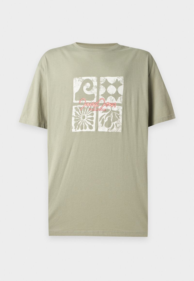 Φυστικί κοντομάνικο T-shirt με τέσσερα λευκά υφήριστα τετράγωνα σχέδια και κόκκινο κείμενο σε γραμματοσειρά "James Jeans Worldwide" στο μπροστινό μέρος.