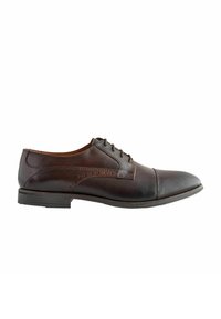 Zapato de vestir de cuero marrón con punta redondeada, puntera texturizada y sutiles detalles perforados a lo largo del costado. Diseño de cordones y tacón bajo.