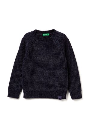 Dunkelblauer, gestrickter Pullover mit strukturiertem Muster, Rundhalsausschnitt und drei Knopf-Akzenten an der Schulter. Mit einem Markenetikett am Saum.