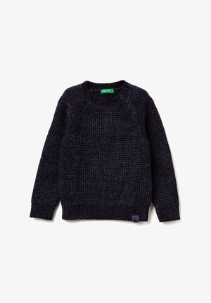 Ciemnoniebieski sweter z dzianiny o teksturowanym wzorze, z okrągłym dekoltem i trzema guzikami na ramieniu. Posiada metkę z logo na dół.