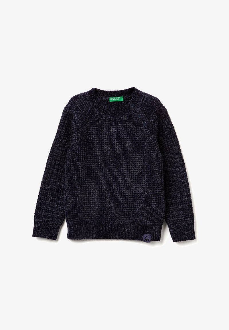 Tmavě modrý pletený svetr s texturovaným vzorem, kulatým výstřihem a třemi knoflíkovými detaily na rameni. Na lemu se nachází značka s logem.