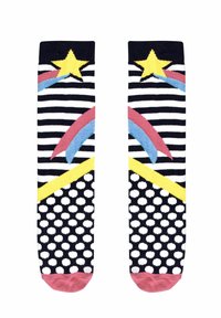 Calcetas hasta la rodilla con un patrón a rayas, diseños de estrellas y arcoíris, y lunares, en colores azul marino, rosa, amarillo y blanco.