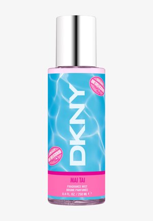 Butelka mgiełki zapachowej z niebieskim wzorem wodnym, srebrną nakrętką i różową etykietą z napisem „DKNY Mai Tai, mgiełka zapachowa, 8,4 fl oz / 250 ml.”