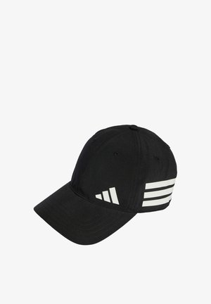 Černá baseballová čepice s zakřiveným štítkem, na boku se třemi bílými pruhy a texturovaným hladkým povrchem.