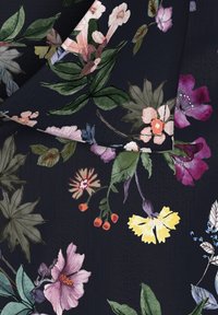 Tessuto floreale con uno sfondo blu scuro, caratterizzato da fiori colorati in tonalità di rosa, giallo e viola, con foglie verdi e dettagli intricati.