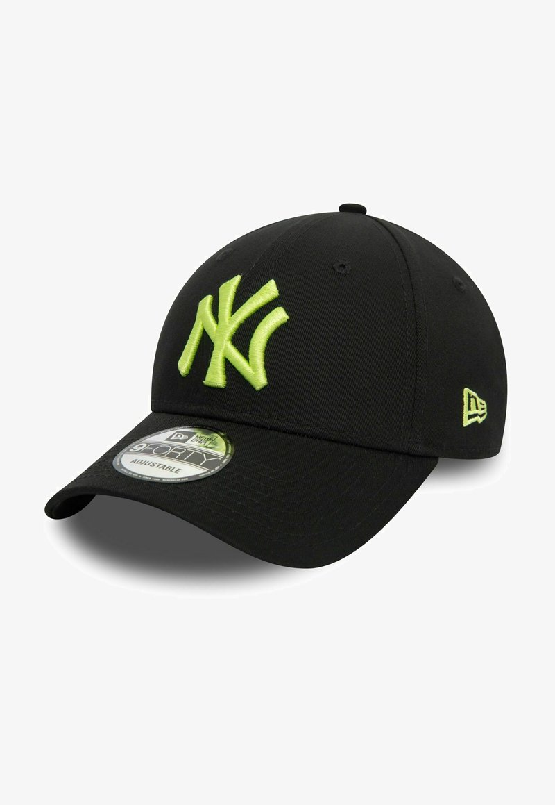 Cappellino da baseball regolabile nero con forma strutturata, caratterizzato da un grande logo ricamato 'NY' verde sul davanti.