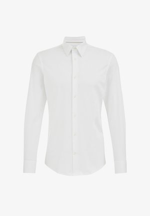 Biała koszula z długim rękawem wykonana z gładkiej tkaniny. Posiada kołnierzyk w szpic, zapięcie na guziki z przodu oraz zapinane na guziki mankiety. Klasyczny krój i neutralny kolor.