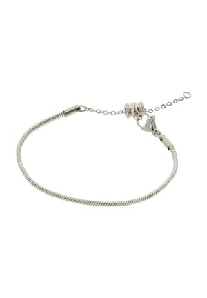 Bracciale in argento con un design intrecciato, dotato di un gancio e una catena regolabile. Texture liscia; stile minimalista con una leggera lucentezza.